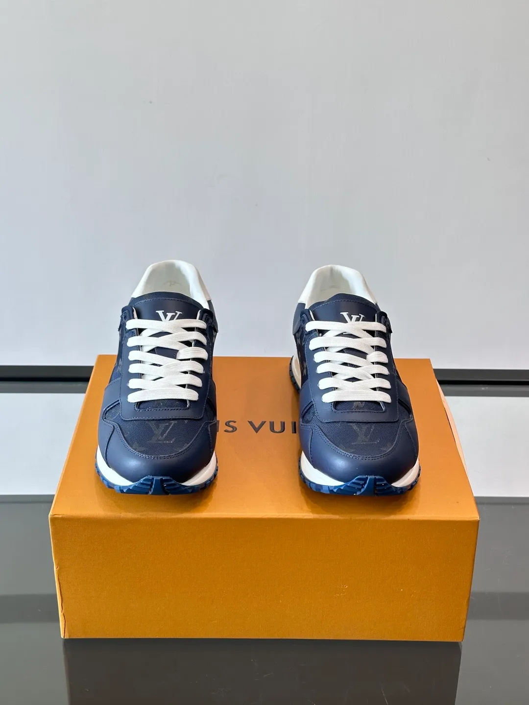 p520《＊OUIS＊UOTTO＊》Run Away men's sports shoes, first-layer cowhide + Monogram embossing, delicate texture and durable. The soles are made of foam + rubber, are light and elastic, and are comfortable to wear for a long time without tiring your feet. The tongue is long and stiff, so it is recommended to wear thick socks to improve the foot feel. The overall design is simple and versatile, and can be easily worn with jeans, casual pants, and suits. It is OK for commuting, shopping, and light exercise! The LV logo on the side of the shoe is very recognizable, and it is full of low-key luxury. It is a high-end sports shoe that is both business casual and trendy👟! size: 38-44 (45 46 customized)